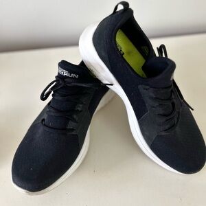 Women’s Size 8 Sketchers GO RUN Black Sneakers